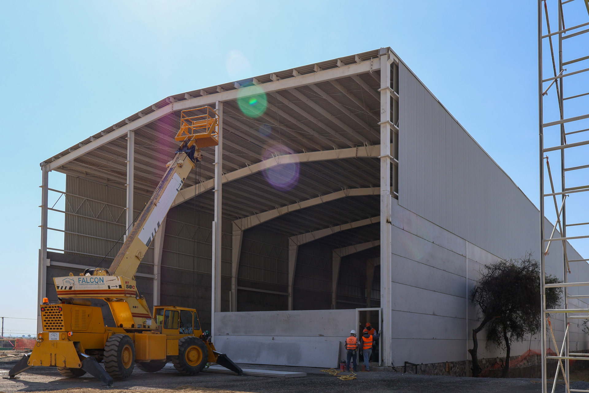 Nave industrial Falcon en construcción con estructura metálica y muros prefabricados